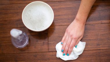 Làm Sạch Sàn Gạch Giả Gỗ Bằng Cách Nào Đơn Giản Nhất?