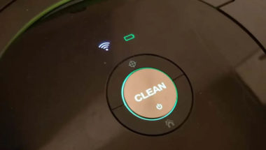nhận biết robot hút bụi Roomba đang sạc